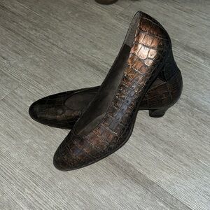 Stuart Weitzman Shiny Dark brown snakeskin heels